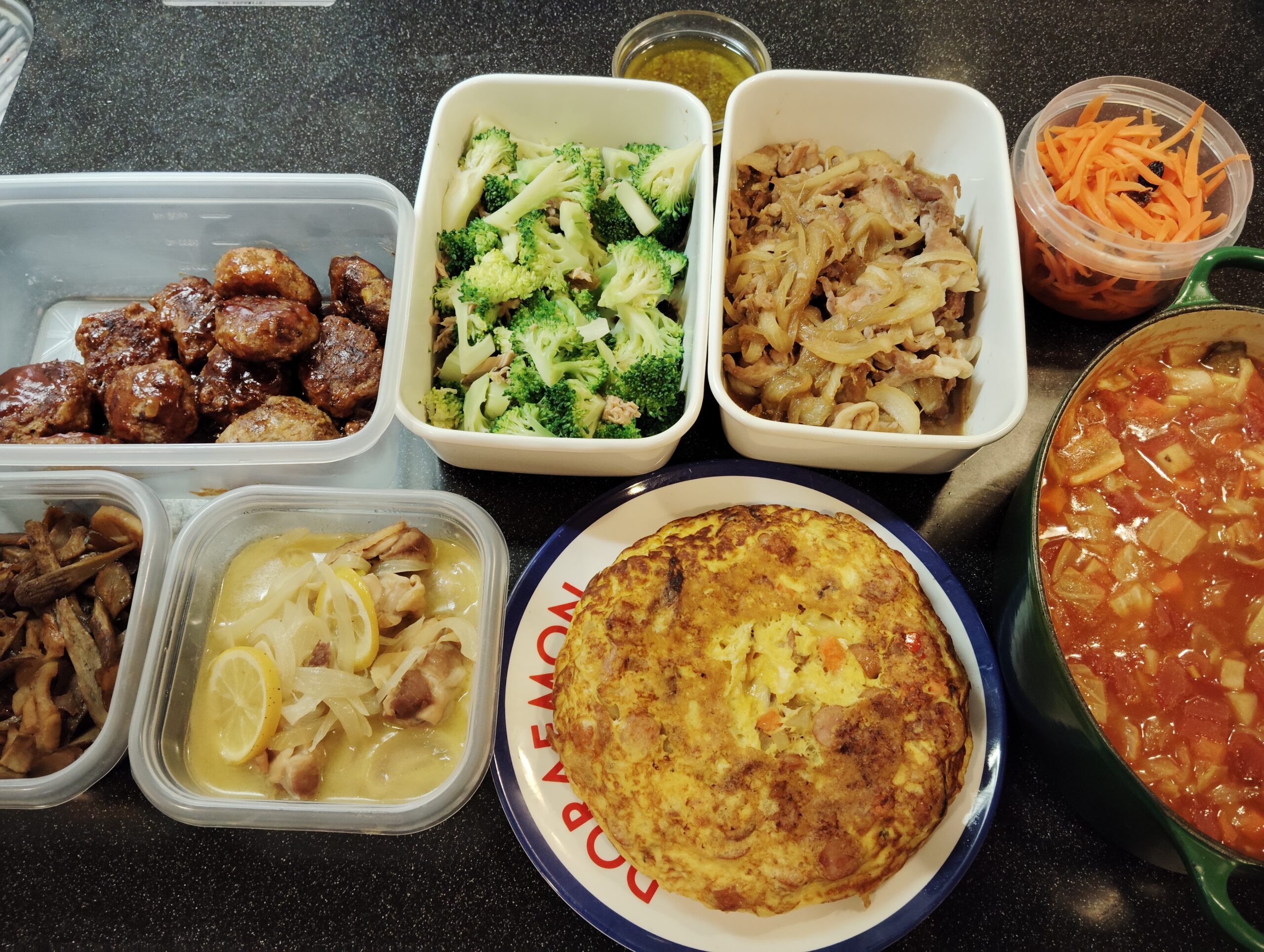 鶏肉のレモン煮込みや手作りドレッシングはシェフの味